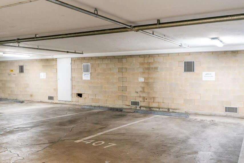 Oasis, Pool, Gym, & Sauna, Free Parking, Views * Glenelg