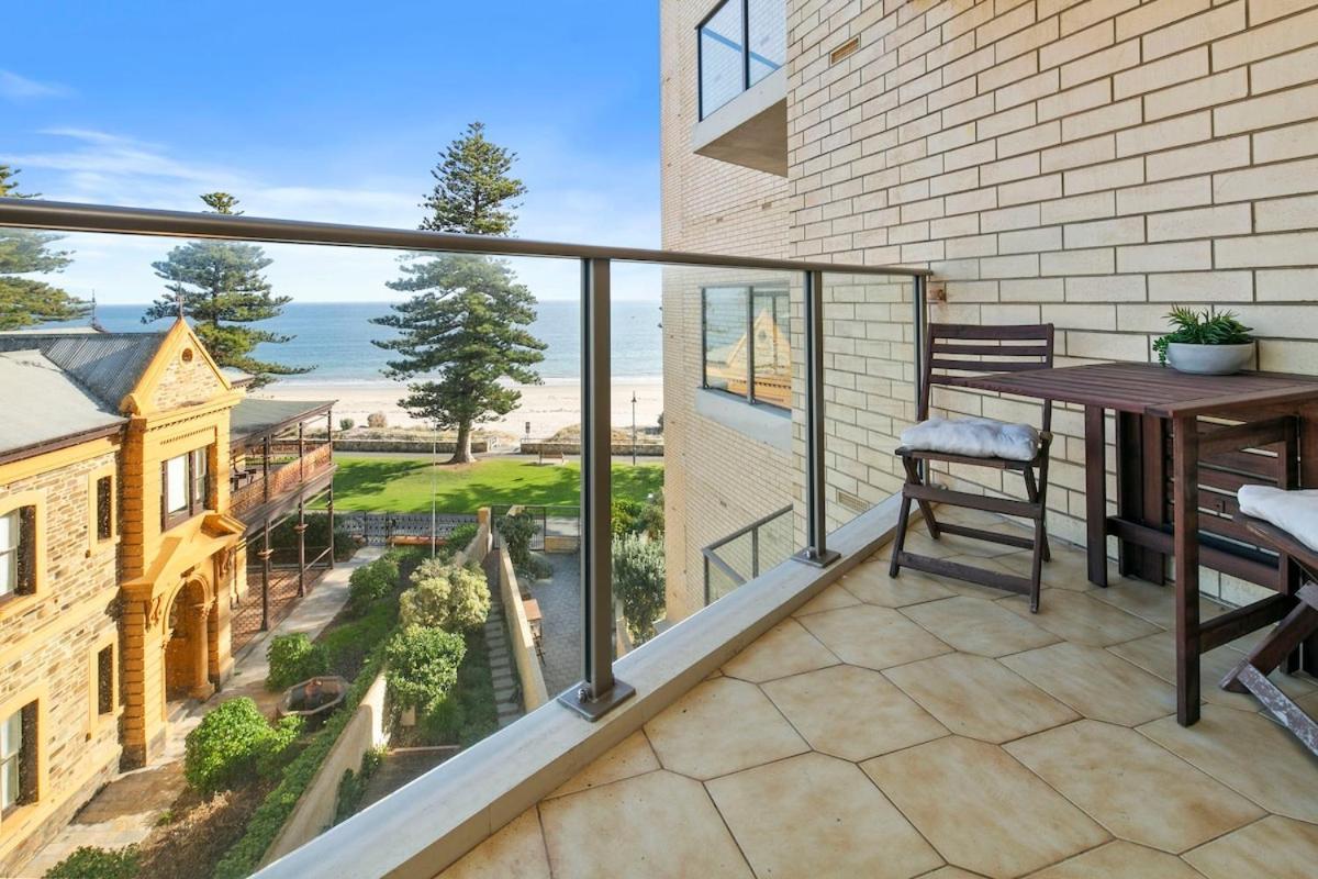 Melrose - Esplanade * Glenelg