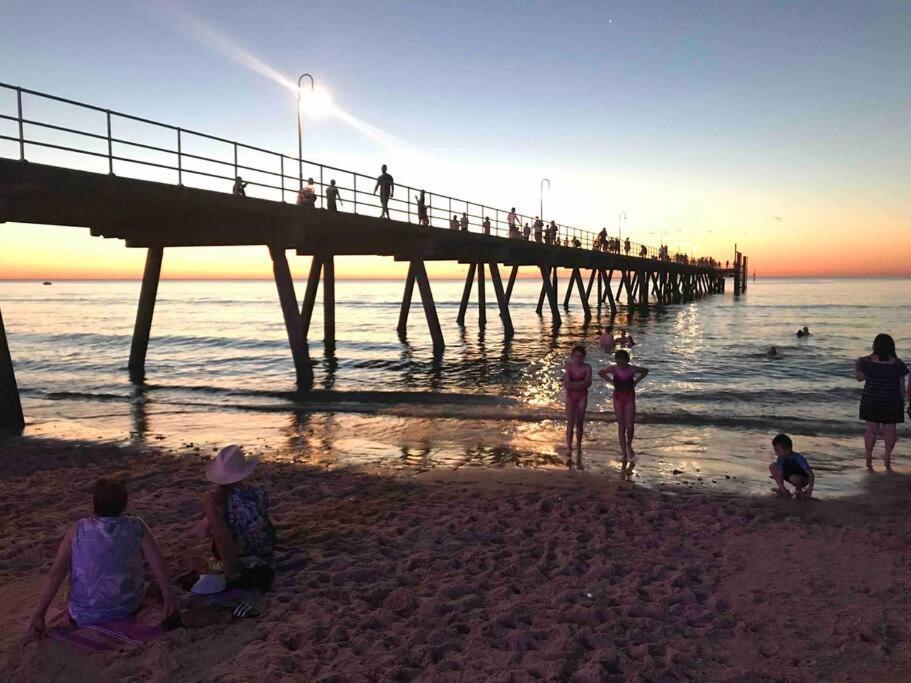 Apartment Absolute Beachfront Apartment, Amazing Sunsets Glenelg