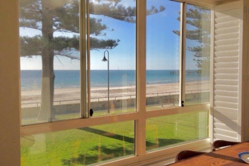 Absolute Beachfront Apartment, Amazing Sunsets Glenelg