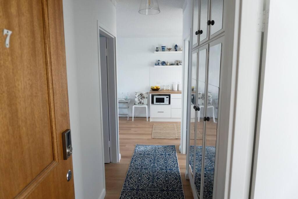 Luxurious Front With Ocean View Balcony Glenelg
