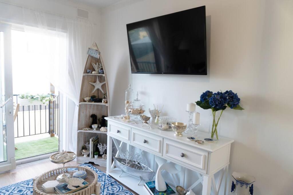 Luxurious Front With Ocean View Balcony Apartment