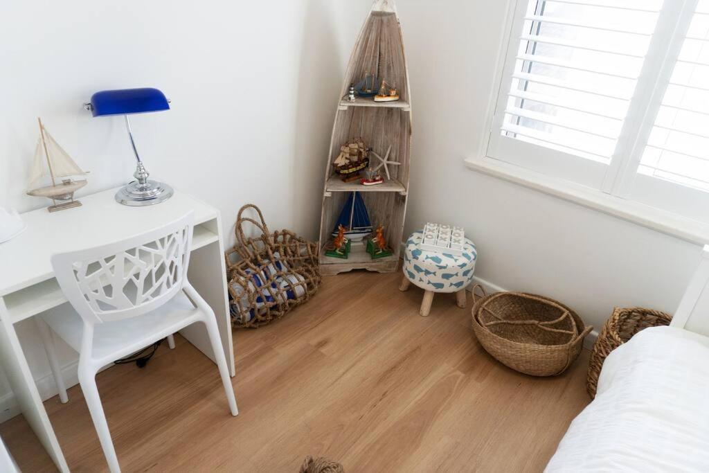Luxurious Front With Ocean View Balcony Apartment Glenelg