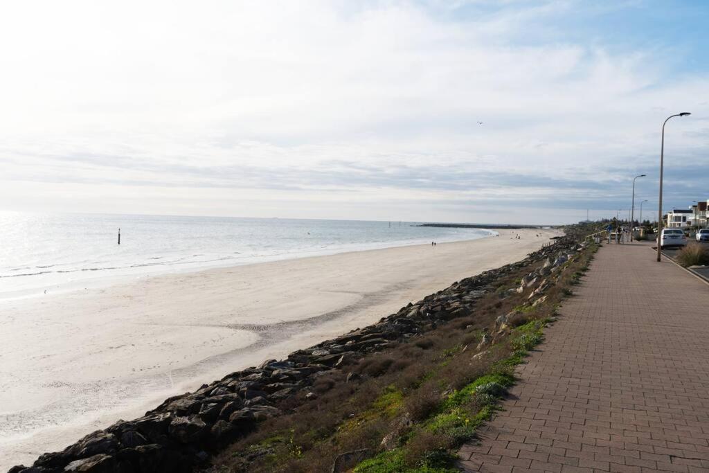 Luxurious Front With Ocean View Balcony Glenelg