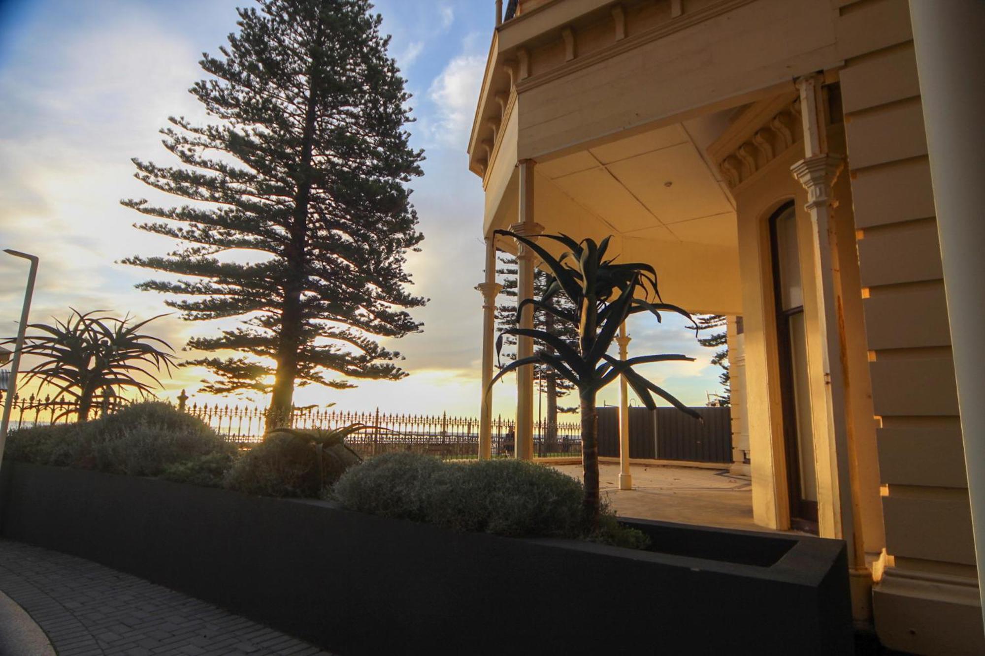 Seafield Tower No 5 * Glenelg