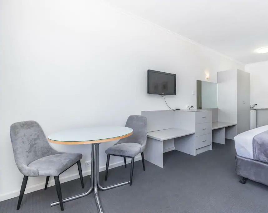 Hi 5 Apartment *